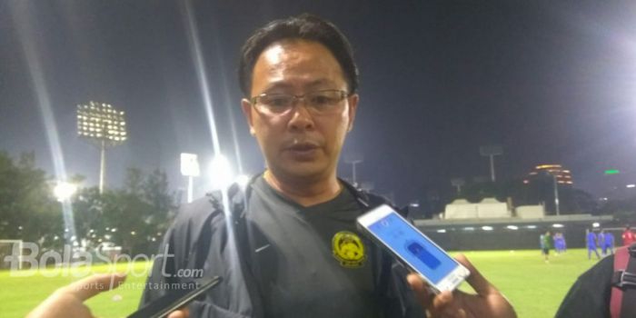 Pelatih timnas U-23 Malaysia, Ong Kim Swee menjawab pertanyaan wartawan di Lapangan ABC, Senayan, Ja