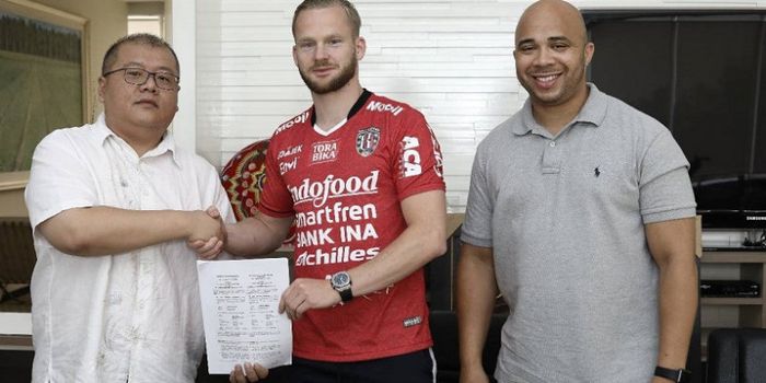 Melvin Platje saat diperkenalkan oleh Bali United.