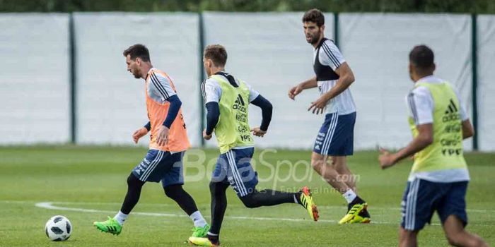 Lionel Messi (kiri) tengah menjalani sesi latihan bersama skuat timnas Argentina pada Piala Dunia 2018.