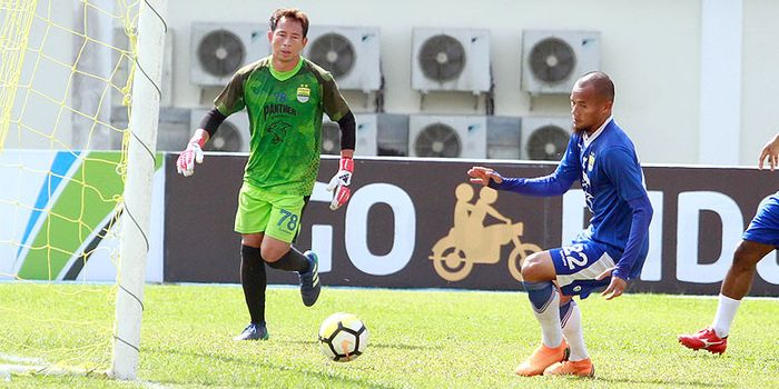 Kiper Persib Bandung, I Made Wirawan dan kapten tim, Supardi Nasir dalam sesi latihan tim menjelang 