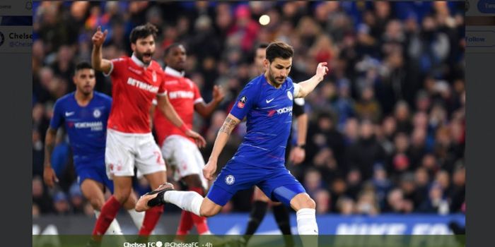 Gelandang Chelsea, Cesc Fabregas saat mengeksekusi penalti dalam laga melawan Nottingham Forest, pad