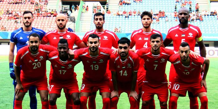 Bek Mohammed Rashid (belakang, dua dari kiri) berpose dengan para pemain timnas U-23 Palestina jelan