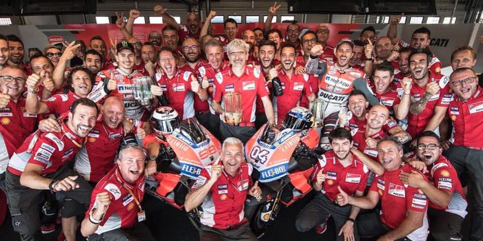 Andrea Dovizioso dan Jorge Lorenzo merayakan keberhasilan mereka meraih podium ganda bagi tim Ducati pada MotoGP Rep Ceska di Sirkuit Brno, 5 Agustus 2018.