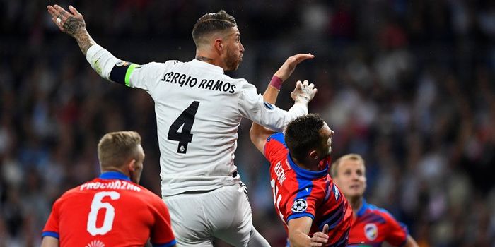  Bek Real Madrid, Sergio Ramos, beraksi dalam laga Grup G Liga Champions melawan Viktoria Plzen di S