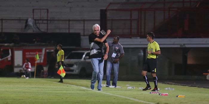 Ekspresi pelatih Persib Bandung, Roberto Carlos Mario Gomez, saat timnya ditahan imbang oleh Perse