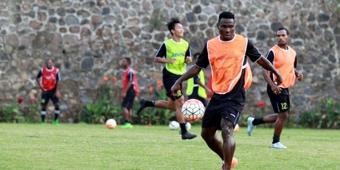 Striker asal Liberia, Edward Wilson Junior dalam sesi latihan dengan Persipura.