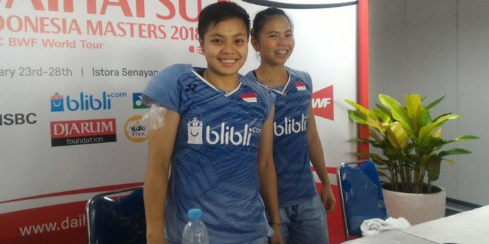 Pasangan ganda putri bulu tangkis Indonesia, Greysia Polli (kanan) dan Apriyani Rahayu, dalam jumpa 