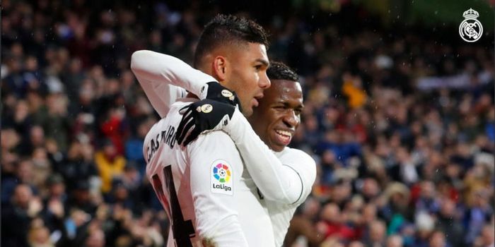 Striker muda Brasil, Vinicius Junior, memeluk Casemiro yang mencetak gol untuk Real Madrid saat berh