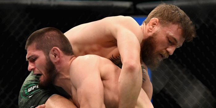  Conor McGregor (kanan) bertarung melawan Khabib Nurmagomedov di UFC 229.