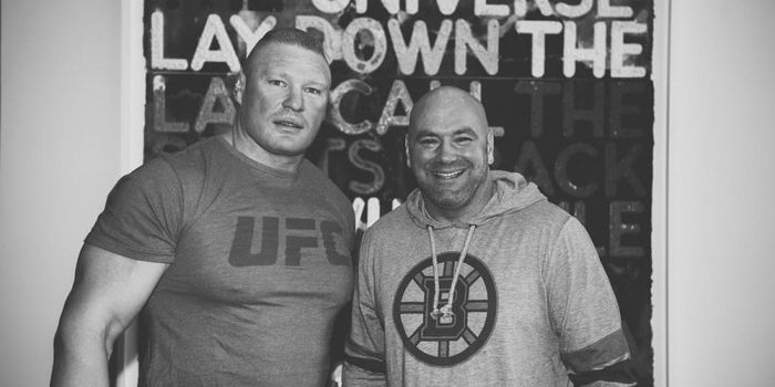 Presiden UFC, Dana White (kanan), bersama Brock Lesnar (kiri).