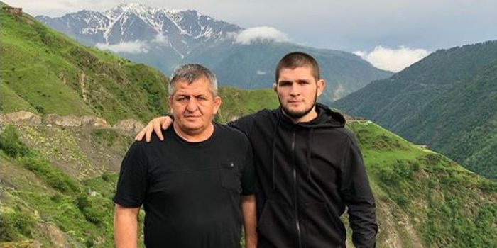 Khabib Nurmagomedov (kanan) dan ayahnya, Abdulmanap Nurmagomedov. 