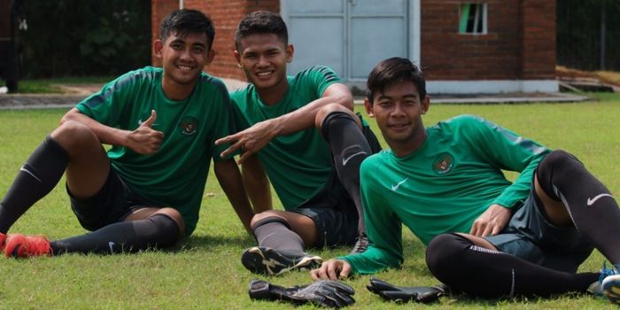 Gelandang Persegres Gresik United, Arsyad Yusgiantoro (kiri), bersama Dimas Drajad (tengah), dan kiper Satria Tama (kanan).