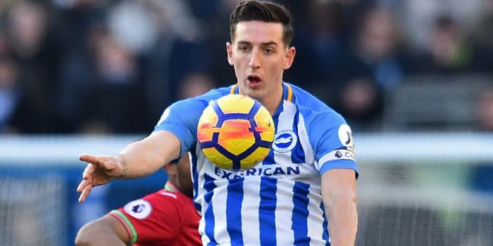 Bek tengah sekaligus kapten Brighton &amp; Hove Albion, Lewis Dunk, saat mengedalikan bola dalam laga Li