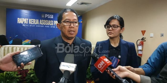 Wakil Ketua Umum dan Sekjen PSSI, Joko Driyono serta Ratu Tisha Destria menjawab pertanyaan wartawan