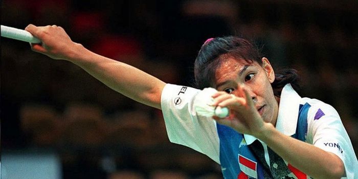  Pebulu tangkis putri Indonesia, Susy Susanti, melakukan serve kepada lawannya asal Jepang, Misako M