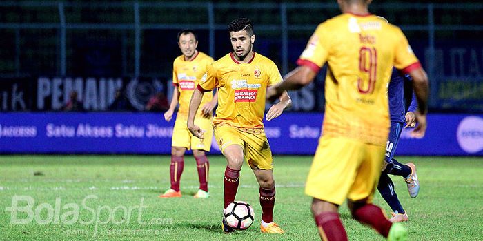 Aksi gelandang Sriwijaya FC, Tijani Belaid, saat menggiring bola dalam laga pekan ke-13 Liga 1 melaw
