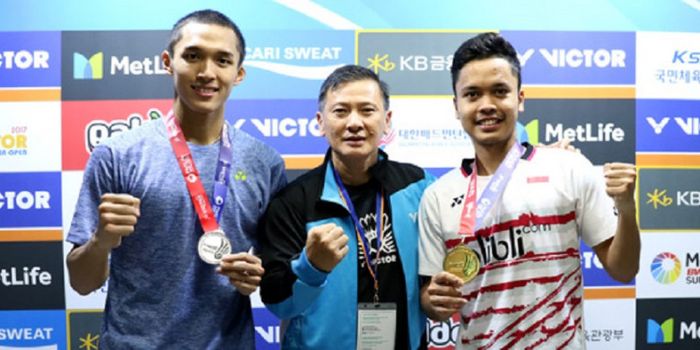   Pelatih kepala tunggal putra nasional, Hendry Saputra (tengah) berpose dengan Jonatan Christie (pa