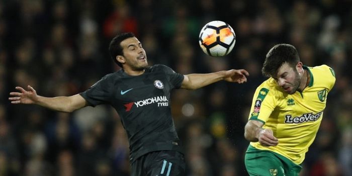 Gelandang Chelsea, Pedro (kiri) berduel dengan bek Norwich City, Grant Hanley (kanan) dalam laga put