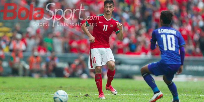 Pemain timnas Indonesia, Gavin Kwan Adsit, beraksi pada laga kontra Thailand di partai pembuka Grup