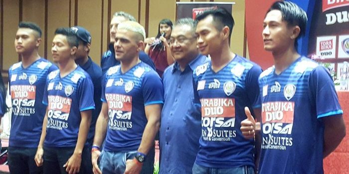 General Manager Arema, Ruddy Widodo (dua dari kanan) dan pemain tim berjulukan Singo Edan saat mempe