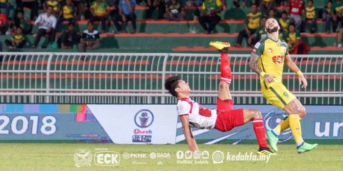 Aksi Achmad Jufriyanto saat mengamankan pertahanan Kuala Lumpur FA yang dijamu Kedah FA pada pekan k