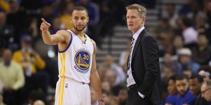 Pelatih kepala Golden State Warriors, Steve Kerr, berbicara dengan Stephen Curry saat menjalani pert