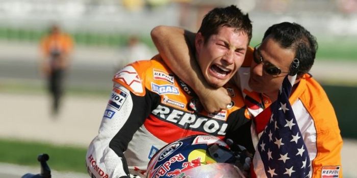 Pebalap MotoGP asal Amerika Serikat, Nicky Hayden, menangis terharu.