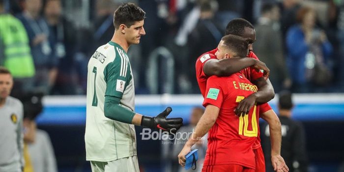 Thibaut Courtois (kiri), Eden Hazard, dan Romelu Lukaku saling menghibur usai timnas Belgia dikalahkan Prancis di semifinal Piala Dunia 2018.