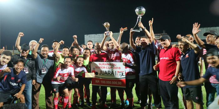 Skuat Madura United saat merayakan gelar juara Suramadu Super Cup 2018 di Stadion Bangkalan, Madura,
