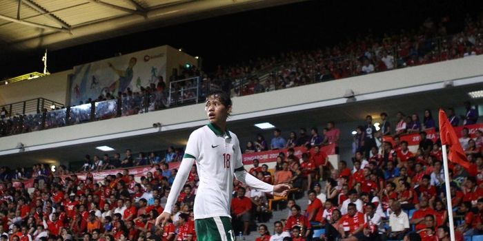 Gelandang timnas Indonesia, Adam Alis, berlaga di SEA Games 2015.