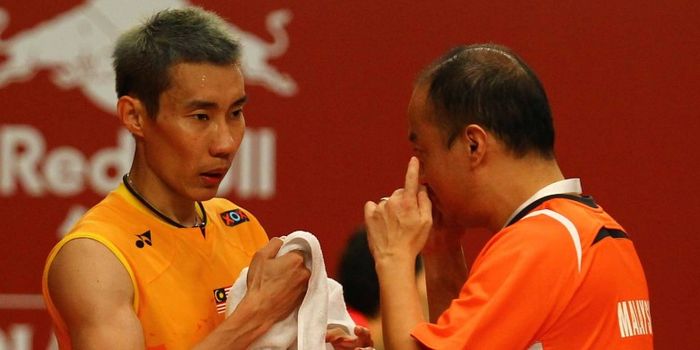 Pebulu tangkis Malaysia, Lee Chong Wei, berbincang dengan pelatihnya, Hendrawan, pada Kejuaraan Dunia