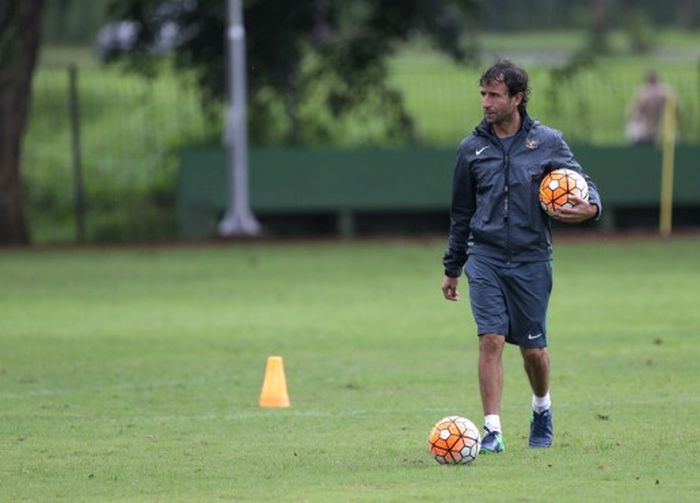 Pelatih timnas Indonesia, Luis Milla, memimpin sesi seleksi tahap pertama Indonesia U-22 di Sekolah 