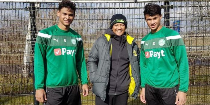  Legenda sepak bola Singapura, Fandi Ahmad diapit dua putranya, Ikhsan (kanan) dan Irfan Fandi, di m