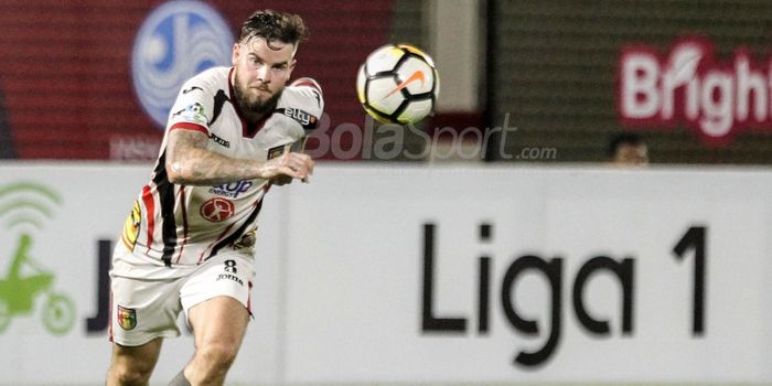 Pemain Mitra Kukar, Danny Guthrie saat melawan Bhayangkara FC di Stadion PTIK, Jakarta, Kamis (17/5/