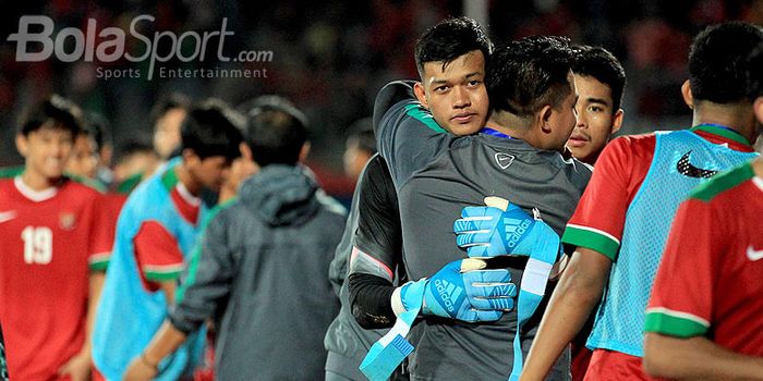    Kiper timnas U-19 Indonesia, Muhammad Riyandi (tengah), bersiap memulai laga melawan Laos pada pe