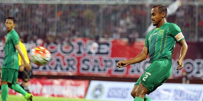 Aksi bek sayap Persebaya Surabaya, Mat Halil,  saat laga ujicoba melawan Persepam madura yang berakh