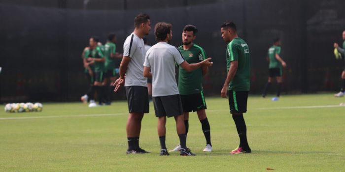  Pelatih timnas U-23 Indonesia, Luis Milla, mencoba berbicara dengan Stefano Lilipaly dan Alberto Go