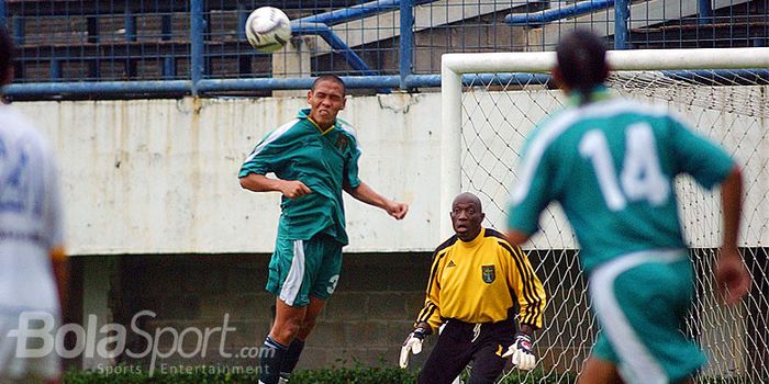 Aksi bek Persebaya Surabaya, Nova Arianto, saat menyundul bola dalam laga Piala Bang Yos melawan Per