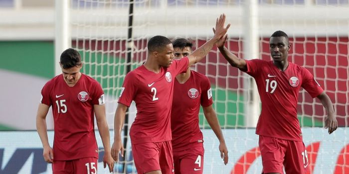 Pemain kelahiran Sudan, Almoez Ali (19) disambut para pemain timnas Qatar seusai mencetak empat gol 