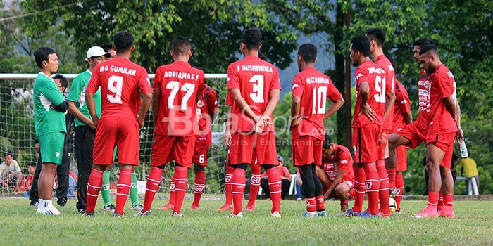  Semen Padang FC didampingi asisten pelatih Weliansyah bersiap memulai latihan di komplek Semen pada