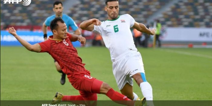 Aksi Ali Adnan (kanan) dalam partai timnas Irak vs Vietnam pada laga Grup D Piala Asia 2019 di Stadi