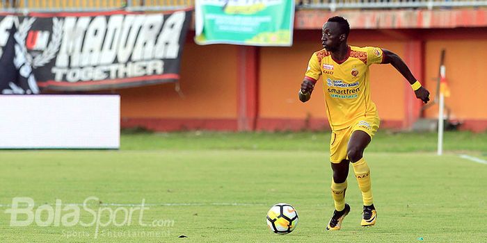 Aksi striker Sriwijaya FC, Makan Konate, saat melawan Madura United pada pekan ketiga Liga 1 di Stad