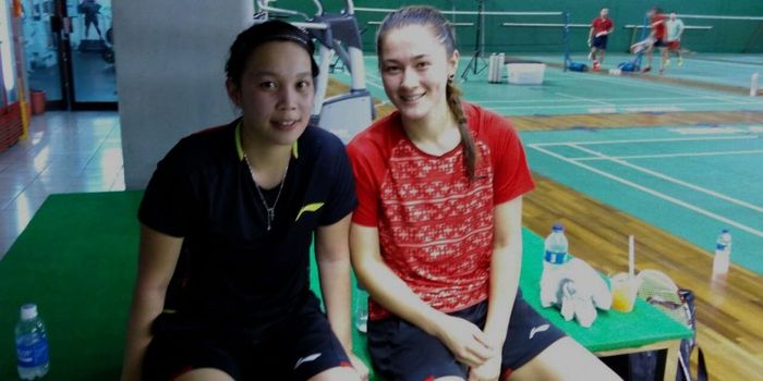 Pasangan ganda putri Australia, Setyana Mapasa/Gronya Somerville, berfoto bersama di sela-sela latih