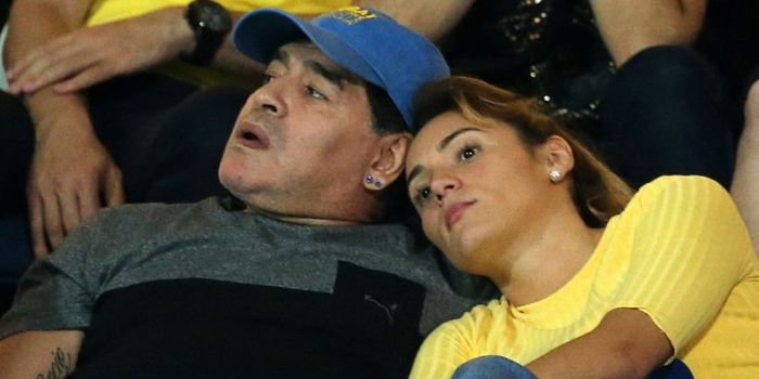 Legenda Argentina, Diego Maradona (kiri), bersama pacarnya yang berusia 20 tahun lebih muda, Rocio O