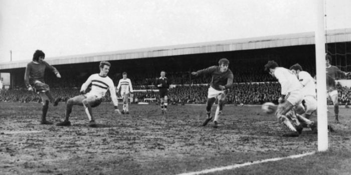 George Best mencetak gol dalam pertandingan Putaran V Piala FA antara Northampton Town versus Manche