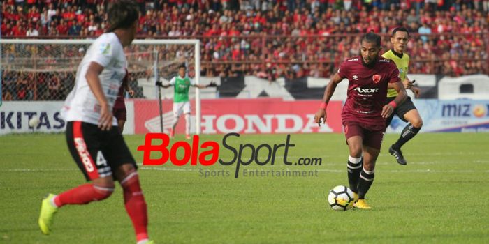 Aksi penyerang PSM Makassar, Zulham Zamrun diawasi pemain bertahan Bali United, Syaiful Indra Cahya 