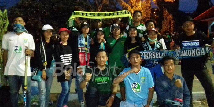 Kelompok suporter Persela, La Mania, dan kelompok pendukung Persebaya, Bonek, di Stadion Surajaya, Lamongan, Jumat (30/3/2018).