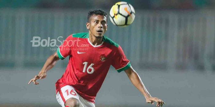 Gelandang Timnas U-23 Indonesia, Zulfiandi, saat menghadapi Timnas U-23 Bahraih pada PSSI Anniversar