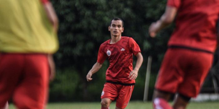 Riko Simanjuntak menjalani latihan pertamanya bersama Persija Jakarta, di Lapangan PSAU, Jakarta Tim