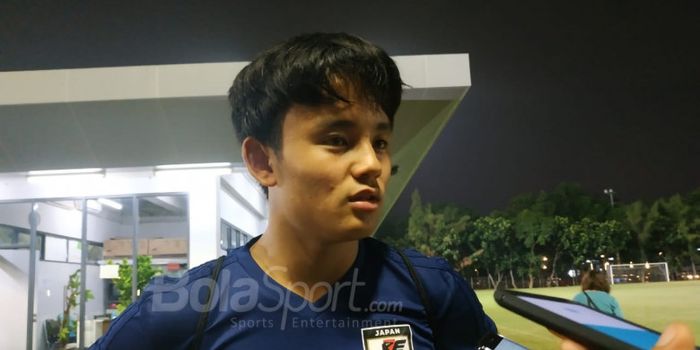 Bintang timnas U-19 Jepang, Takefusa Kubo, menjawab pertanyaan wartawan di Lapangan ABC, Senayan, Jakarta